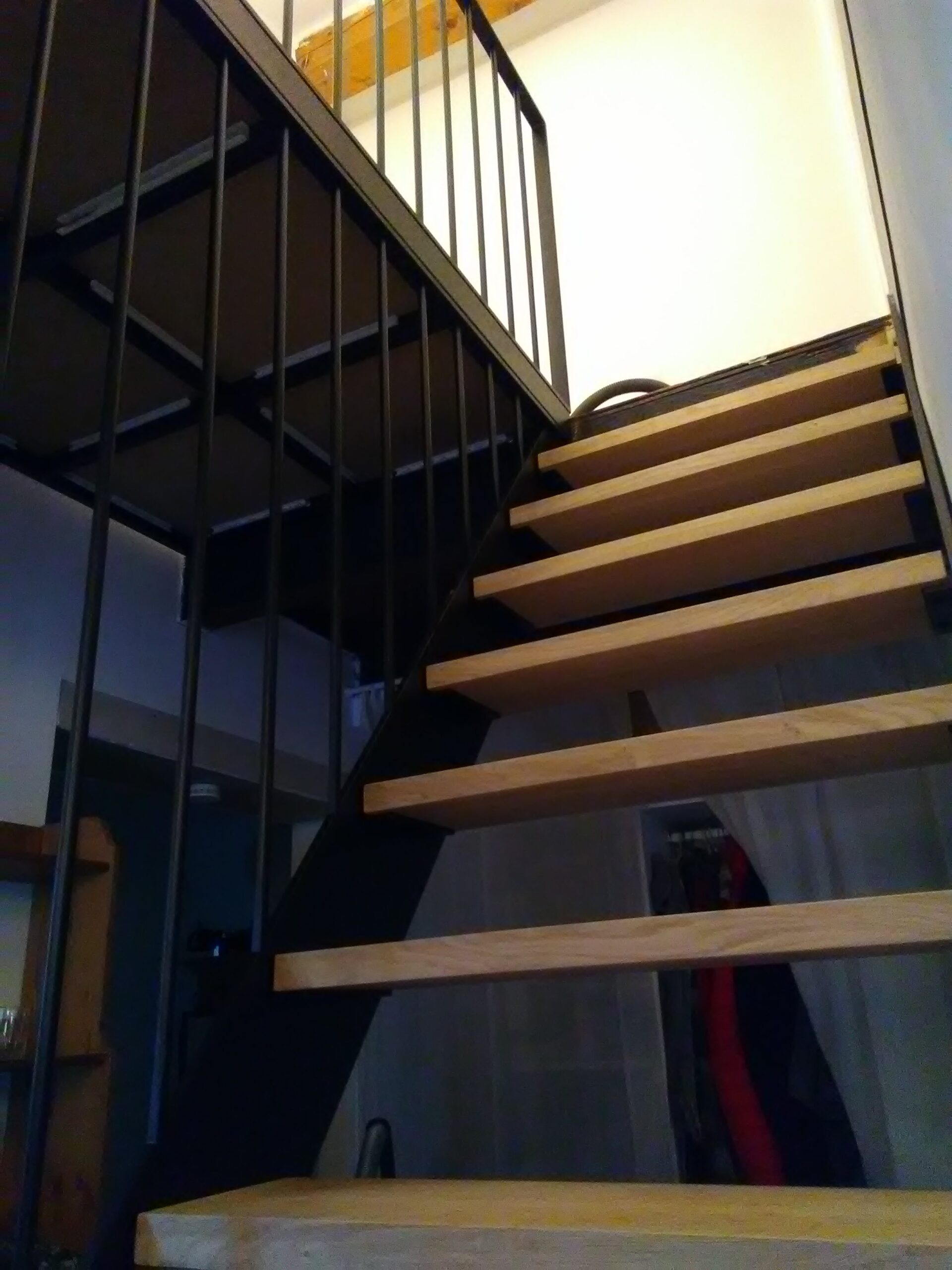 https://www.mon-artisan-ferronnier.com/wp-content/uploads/2021/04/escalier-acier-bois-mezzanine-scaled.jpeg