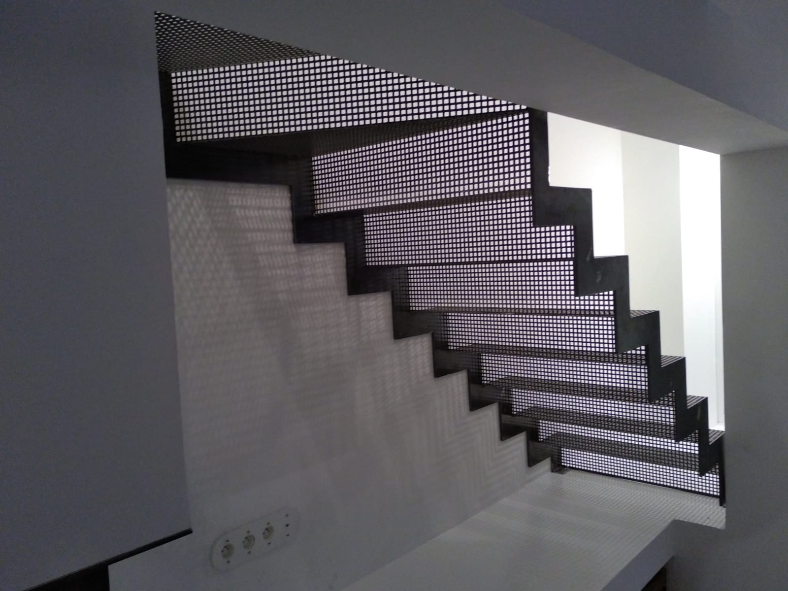 https://www.mon-artisan-ferronnier.com/wp-content/uploads/2023/04/escalier-tole-perforee-metallique-marseille.jpg